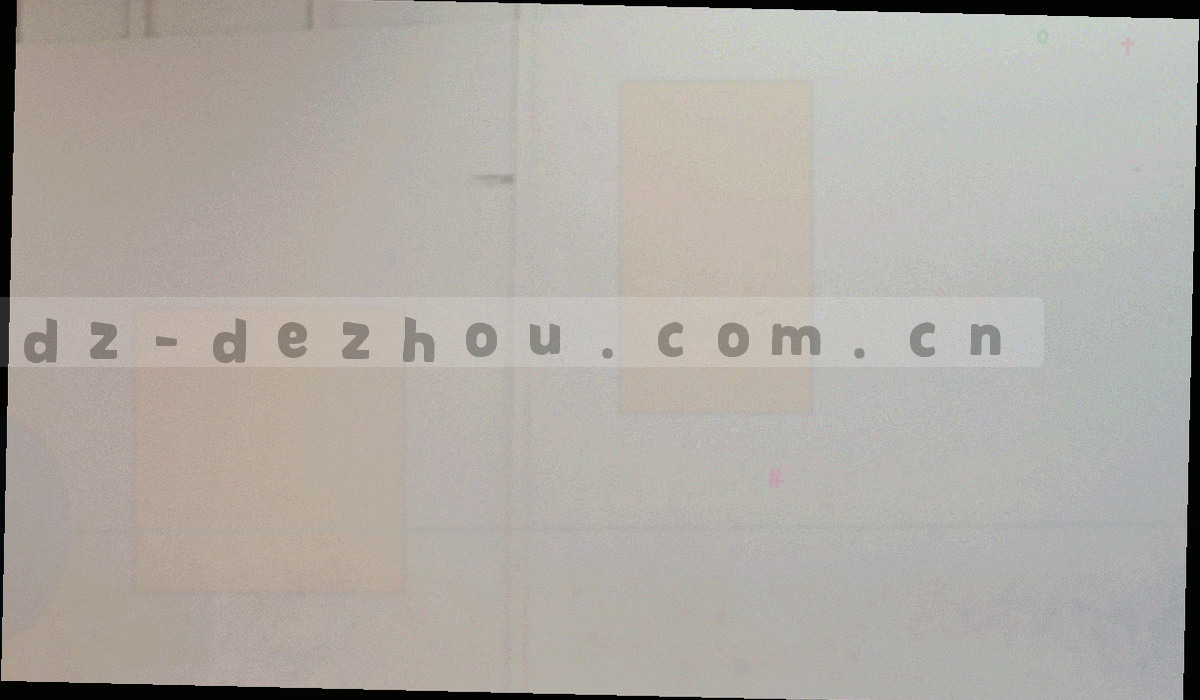 低角度拍摄的电玩城走廊与远处灯光，画面偏暗