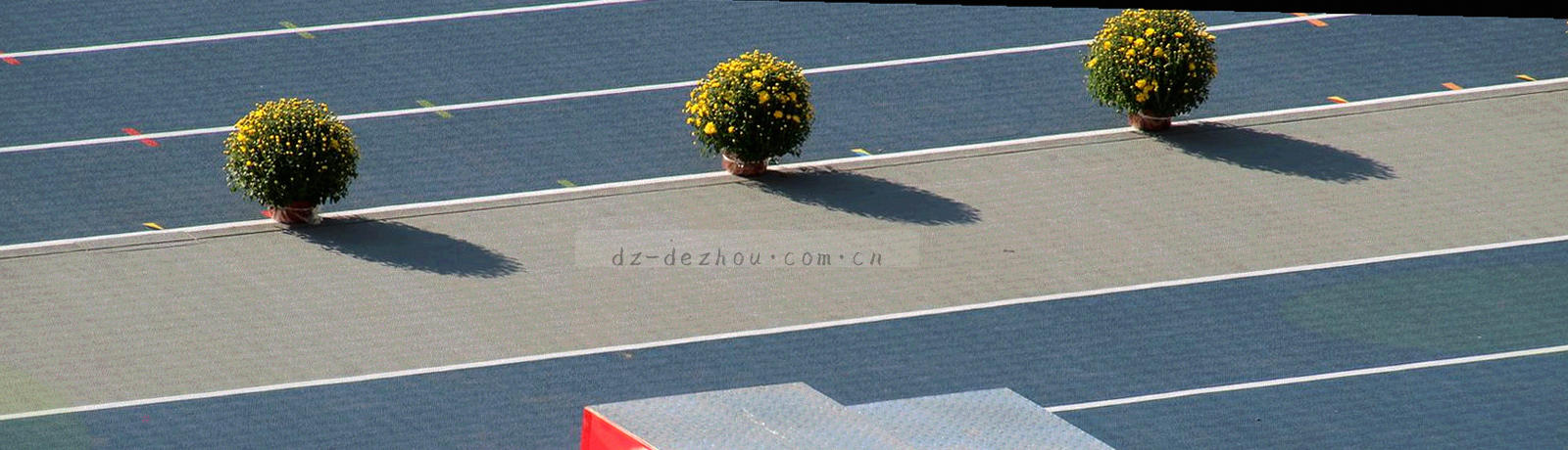 暗色底上的细线网格与层叠编号构成的抽象结构图形